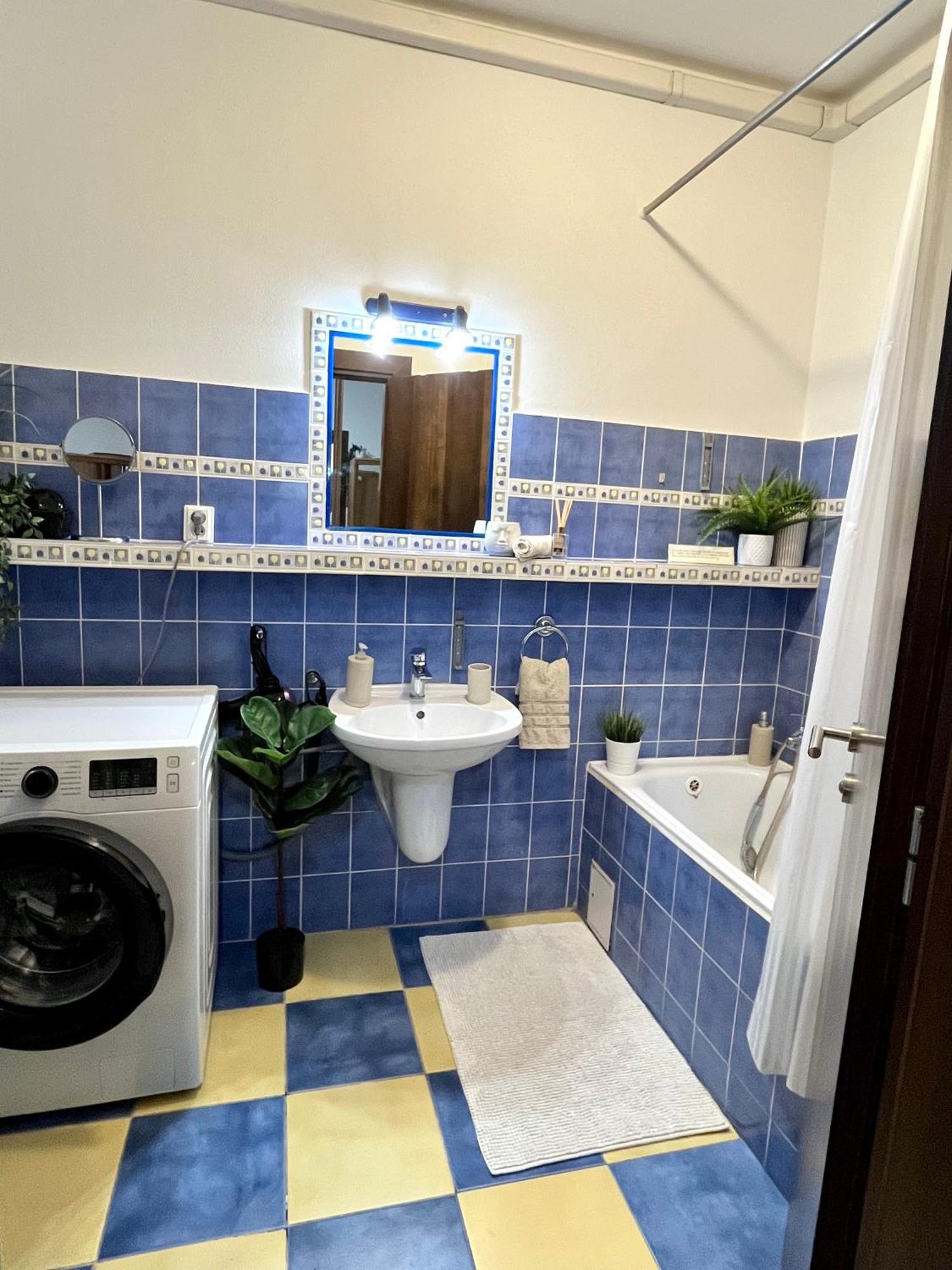 Audrey Hepburn Apartment Old Town Air Conditioned Братислава Екстериор снимка
