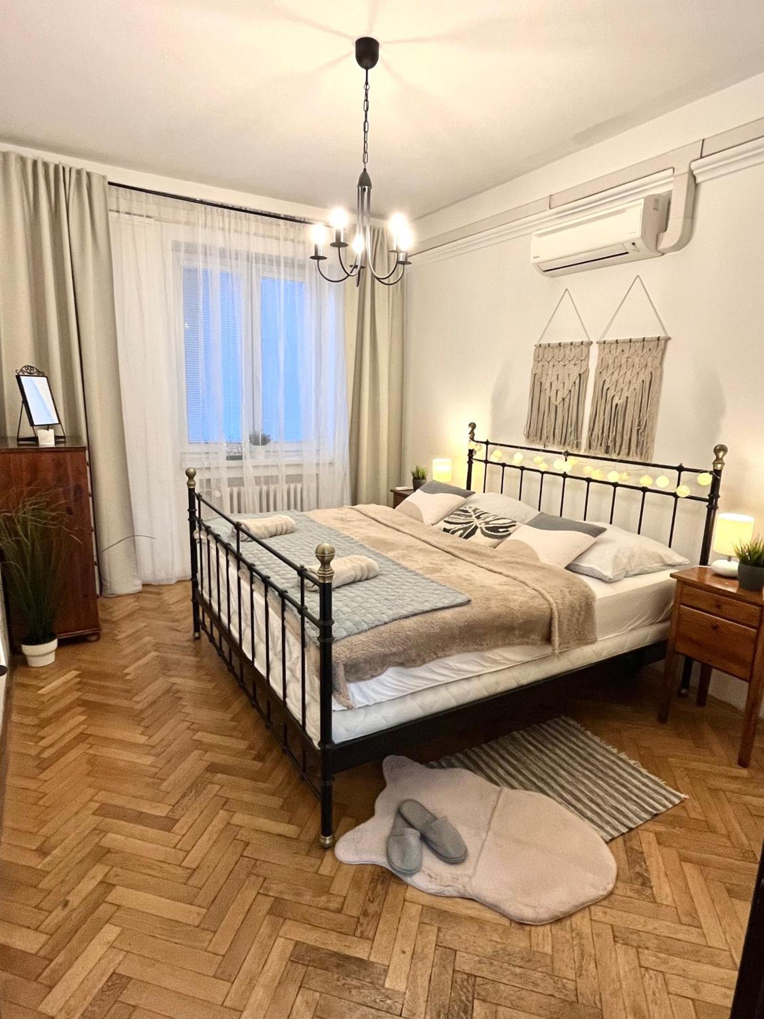 Audrey Hepburn Apartment Old Town Air Conditioned Братислава Екстериор снимка