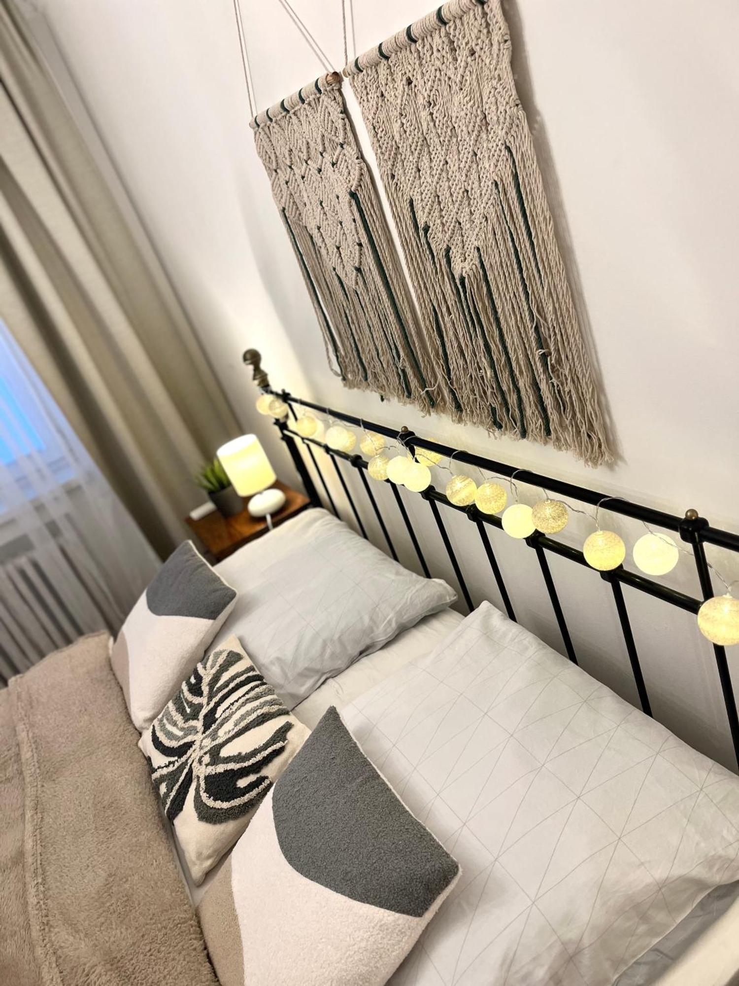 Audrey Hepburn Apartment Old Town Air Conditioned Братислава Екстериор снимка